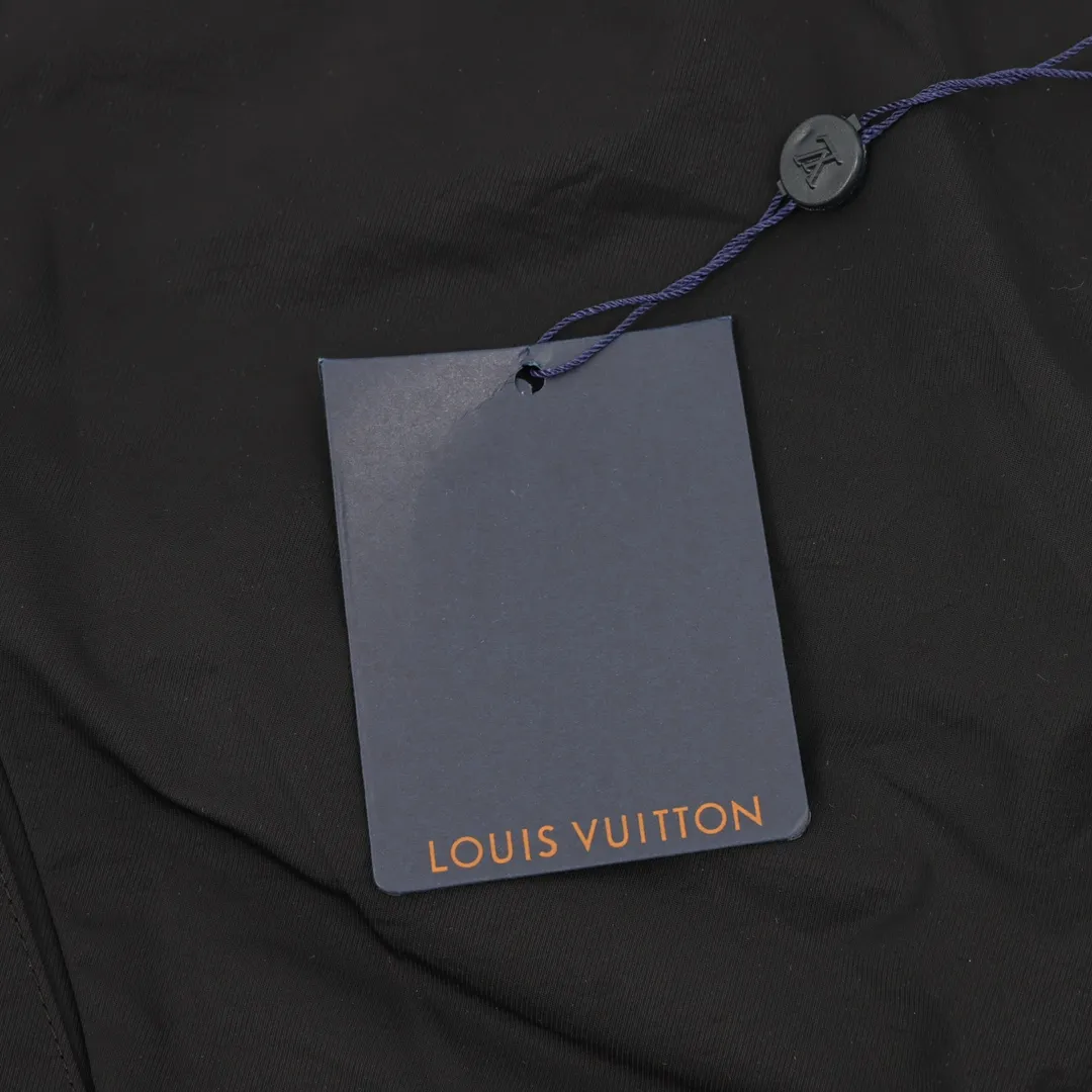 🅿️570 Louis Vuitton/Louis Vuitton presbyopia all-over printed splicing windbreaker zipper jacket. Purchase the original version and have it printed immediately. The fabric is made of custom densely spun technical fabric that is light and thin, and the upper body is silky and breathable. Infrared positioning cutting, workwear-style windbreaker design, the upper body is invincible and versatile. All details are customized and developed, and all hardware and accessories are restored to ZP. Size：XS-L